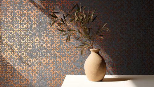 Elegáns szövet alapon apró koptatott mintás dekor vinyl tapéta antracit alapon bronz színben