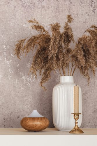 Enyhén mályvás színű beton hatású modern foltos vinyl tapéta