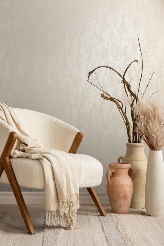 Törtfehér fémes, enyhén antikolt modern vinyl tapéta