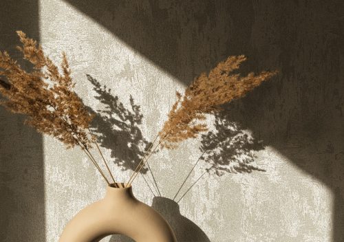 Meleg szürke színű fémes, enyhén antikolt modern vinyl tapéta