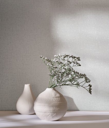 Halvány bézs/grézs alapon fémes becsillanásos lenvászon hatású szövet struktúrájú vinyl tapéta