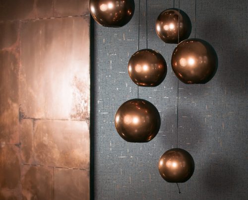 Antracit alapon bronz/fémes becsillanásos lenvászon hatású szövet struktúrájú vinyl tapéta