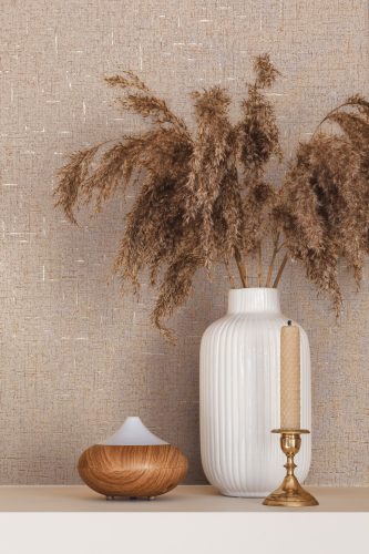 Világos terrakotta alapon fémes - arany becsillanásos lenvászon hatású szövet struktúrájú vinyl tapéta