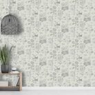 Bézs színű, vintage stílusú tapéta botanikus növényábrázolással latin nevekkel