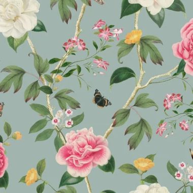   Világoskék alapon színes futórózsa mintás tapéta pillangókkal 
