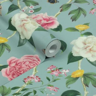   Világoskék alapon színes futórózsa mintás tapéta pillangókkal 