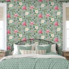 Világoskék alapon színes futórózsa mintás tapéta pillangókkal 