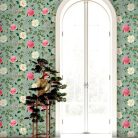 Világoskék alapon színes futórózsa mintás tapéta pillangókkal 