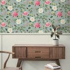 Világoskék alapon színes futórózsa mintás tapéta pillangókkal 