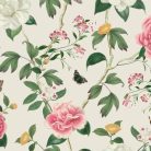 Világos alapon színes futórózsa mintás romantikus tapéta pillangókkal 