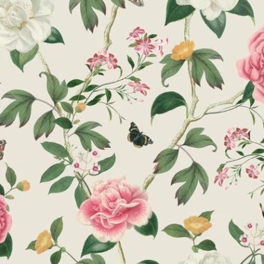   Világos alapon színes futórózsa mintás romantikus tapéta pillangókkal 