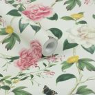 Világos alapon színes futórózsa mintás romantikus tapéta pillangókkal 