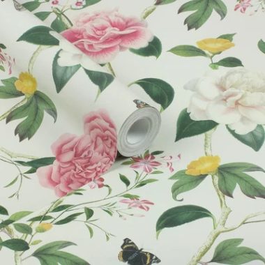   Világos alapon színes futórózsa mintás romantikus tapéta pillangókkal 