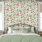 Világos alapon színes futórózsa mintás romantikus tapéta pillangókkal 