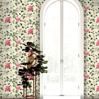 Világos alapon színes futórózsa mintás romantikus tapéta pillangókkal 