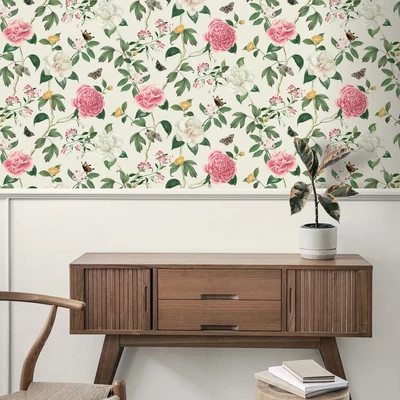 Világos alapon színes futórózsa mintás romantikus tapéta pillangókkal 