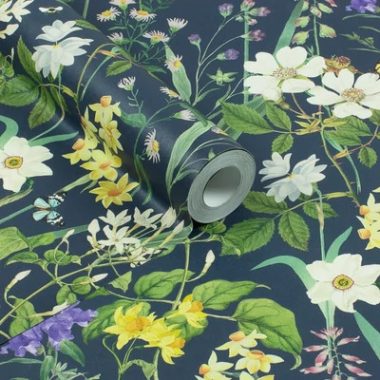    Nárcisz, árvácska, csillagjázmin, tátika virágos bohém tapéta színpompás pillangókkal és méhekkel