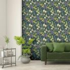  Nárcisz, árvácska, csillagjázmin, tátika virágos bohém tapéta színpompás pillangókkal és méhekkel