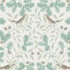 Bájos, tölgyfalevél mintás tapéta makkokkal és énekesrigókkal világos alapon zöld díszítéssel