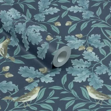   Bájos, tölgyfalevél mintás tapéta makkokkal és énekesrigókkal sötétkék alapon türkiz díszítéssel