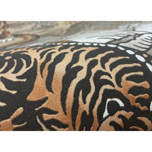 Bézs keleti ihletésű tigris mintás vlies tapéta 