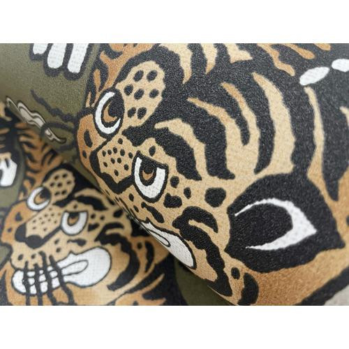 Khaki keleti ihletésű tigris mintás vlies tapéta 