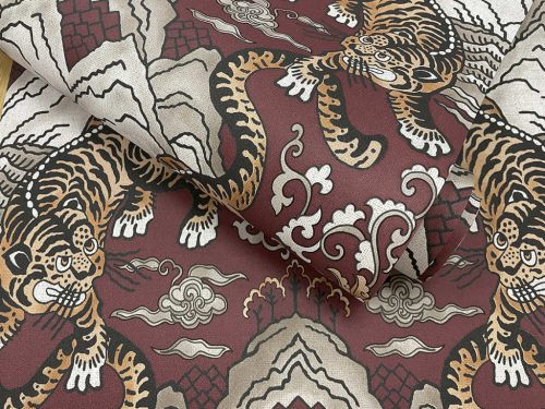 Bordó keleti ihletésű tigris mintás vlies tapéta 