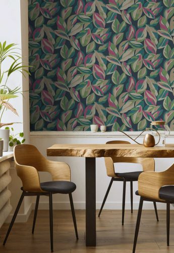 Sötétkék alapon sokszínű élénk festett levél mintás natúr vlies tapéta