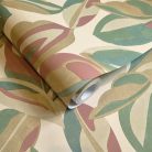 Bézs alapon zöls és mályva színű sokszínű festett levél mintás natur vlies tapéta