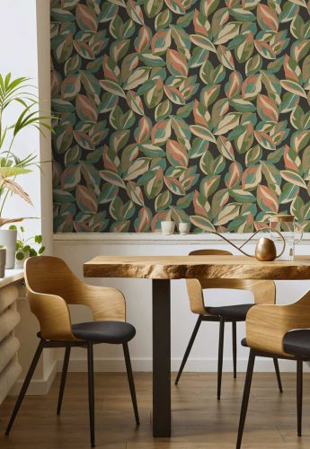 Fekete alapon sokszínű festett levél mintás natur vlies tapéta