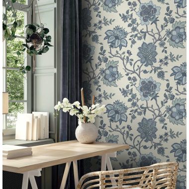   Halvány szürke alapon kék angol stílusú William Morris ihletésű nagy virág mintás vlies tapéta 