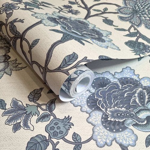 Halvány szürke alapon kék angol stílusú William Morris ihletésű nagy virág mintás vlies tapéta 