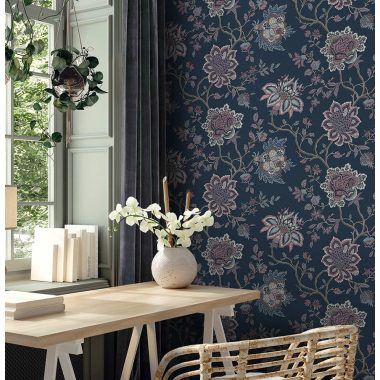   Sötétkék alapon rózsaszín és szürke színű angol stílusú William Morris ihletésű nagy virág mintás vlies tapéta
