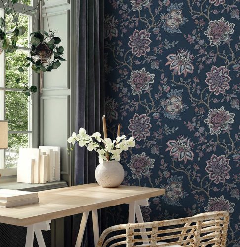 Sötétkék alapon rózsaszín és szürke színű angol stílusú William Morris ihletésű nagy virág mintás vlies tapéta