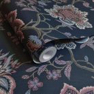 Sötétkék alapon rózsaszín és szürke színű angol stílusú William Morris ihletésű nagy virág mintás vlies tapéta