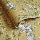 Okkersárga alapon kék és zöld romantikus vintage stílusú vlies tapéta madárral, magnólia és cseresznye virágokkal