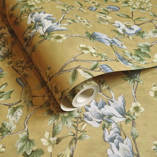 Okkersárga alapon kék és zöld romantikus vintage stílusú vlies tapéta madárral, magnólia és cseresznye virágokkal