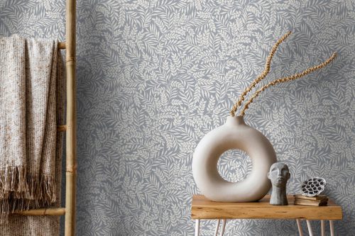 Világoskék alapon fehér apró levél és inda mintás angol stílusú vlies tapéta 