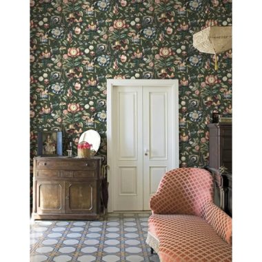   Bohém hangulatú mókus, béka, katicabogár, pillangó, kolibri, gomba, óra, cupcake, muffin, nyalóka, iránytű, hangszer, cseresznye, egér, dobókocka, tücsök, hal, kulcs, pávatoll mintás vidám tapéta sötétzöld alapon