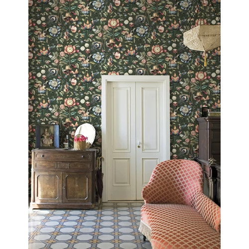 Bohém hangulatú mókus, béka, katicabogár, pillangó, kolibri, gomba, óra, cupcake, muffin, nyalóka, iránytű, hangszer, cseresznye, egér, dobókocka, tücsök, hal, kulcs, pávatoll mintás vidám tapéta sötétzöld alapon