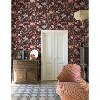   Bohém hangulatú mókus, béka, katicabogár, pillangó, kolibri, gomba, óra, cupcake, muffin, nyalóka, iránytű, hangszer, cseresznye, egér, dobókocka, tücsök, hal, kulcs, pávatoll mintás vidám tapéta bordó alapon